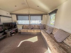 Homely Caravan With Outside Decking Ref 20381Bs