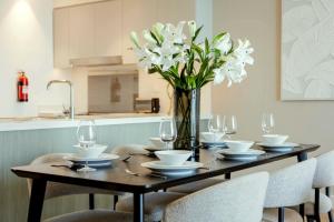 Luxury Private Room in 3BR Apartment Burj Vista Downtown