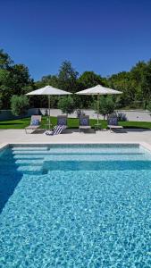 Deluxe Villa Vonskari with Heated Pool and Complete Privacy