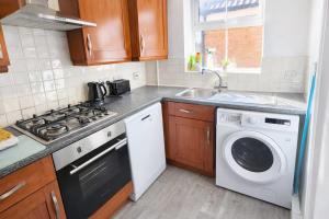 Spacious 4 bed home near Kings Mill Hospital, Parking, wifi & smart TV