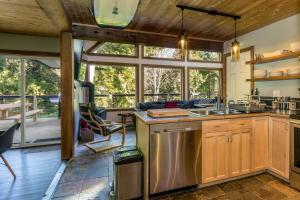 SURFERS GUESTHOUSE Tofino
