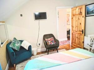 Comfy Bedroom and Private Bathroom on the Top Floor of a Home Stay -10 mins walk to the center - Off street parking