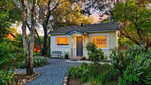 Grapevine Cottage by AvantStay