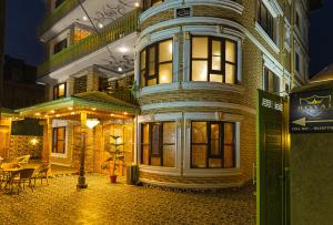 Triangle Retreat - Royal Habib Residency