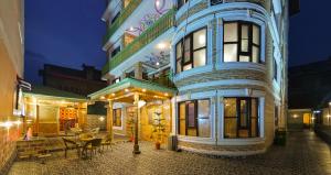 Triangle Retreat - Royal Habib Residency