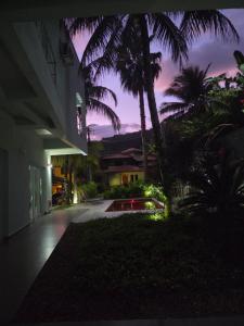 Casa da piscina vermelha