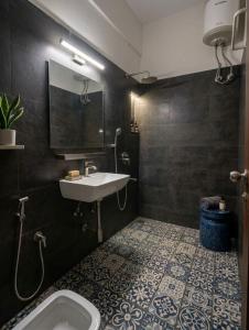 Sweet 16 Studio Vintage 1RK Near DLF Street