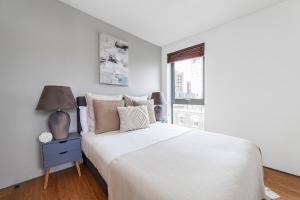 Central London 2BR Flat with Balcony