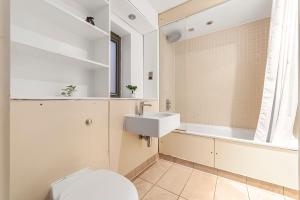 Central London 2BR Flat with Balcony