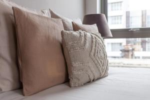 Central London 2BR Flat with Balcony