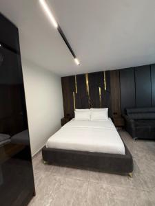 Black & Velvet Studio