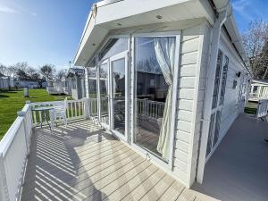 Beautiful 6 Berth Caravan With Decking At Broadland Sands Ref 20009Sv