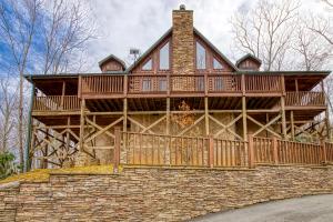 Bear Hug Cabin Gatlinburg Convenient to Everything!