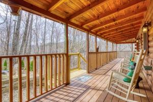 Bear Hug Cabin Gatlinburg Convenient to Everything!
