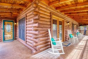 Bear Hug Cabin Gatlinburg Convenient to Everything!