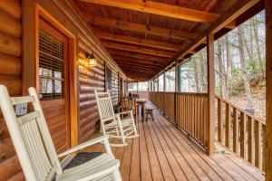 Bear Hug Cabin Gatlinburg Convenient to Everything!