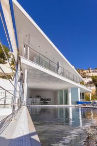 Luxury villa with fantastic views and large pool