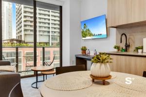 Sleek 1-BR & Den in Central DTW - Rooftop Pool