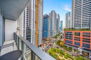 Sleek 1-BR & Den in Central DTW - Rooftop Pool