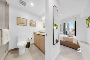 Sleek 1-BR & Den in Central DTW - Rooftop Pool