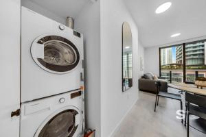 Sleek 1-BR & Den in Central DTW - Rooftop Pool