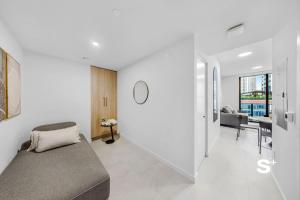 Sleek 1-BR & Den in Central DTW - Rooftop Pool