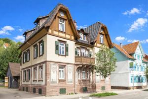 Charaktervolle 122qm Altbau-Ferienwohnung mit Stuck, viel Platz für Familien & Gruppen bis zu 8 Personen, Parkplatz inklusive