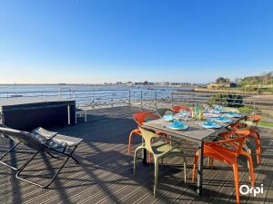 RÉF 402 Port Louis 5-room apartment with sea view