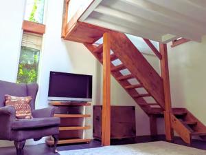 Rural Studio with Shared Pool, Large Gardens & Tennis, Dog Friendly! Chichester Holiday Properties