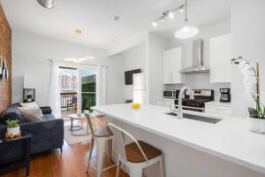 Jennifers Chic 2nd Floor Apt Private Deck w Views