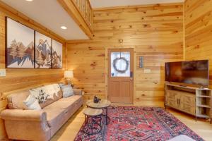Peaceful Ellijay Cabin Pool Access and Resort Perks