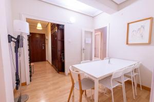 Spacious 5 Bedroom Apartment Near Train and Bus Station