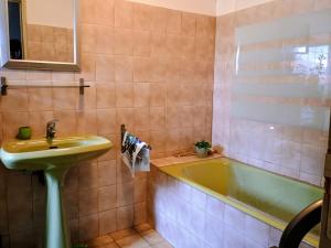 Maison camelias bord de Sorgue Piscine Parking clim