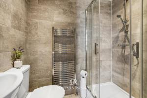 Modern 5BR Derby House - Sleeps 09 - Free Parking
