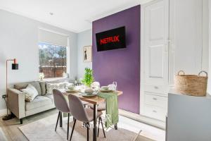 Modern 5BR Derby House - Sleeps 09 - Free Parking