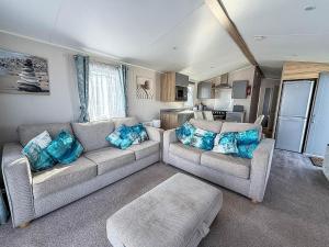 8 Berth Caravan With Decking And Wifi At Broadland Sands Park Ref 20064Cf