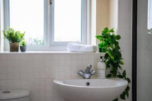 Central Nottingham Oasis Sleeps 9 With Parking