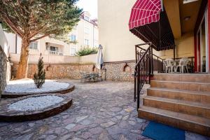 Darki Garden Apartment-Two bedroom apartment with private garden,100 meters to the lakeshore,free parking