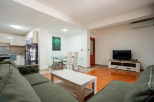 Darki Garden Apartment-Two bedroom apartment with private garden,100 meters to the lakeshore,free parking