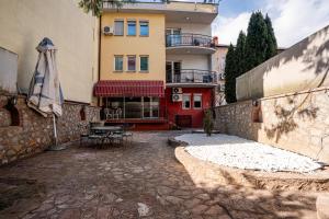 Darki Garden Apartment-Two bedroom apartment with private garden,100 meters to the lakeshore,free parking