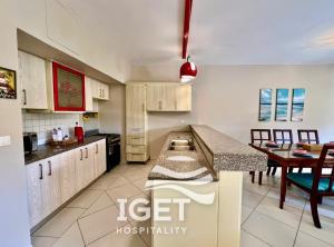Verdi Ground Chalet - 3 Bedrooms - 1 Master Bedroom - 2 Bathrooms - Direct on Lagoon