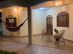 Casa Ampla com estilo colonial, quintal área de churrasqueira e espaço para até três carros