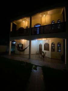 Casa Ampla com estilo colonial, quintal área de churrasqueira e espaço para até três carros