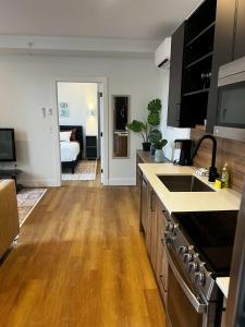 The Royal Perch, King Bed, Downtown Views, AC, Unit 508