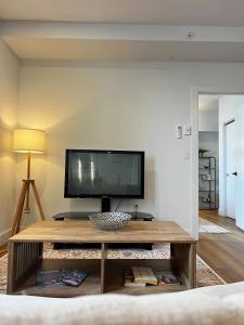 The Royal Perch, King Bed, Downtown Views, AC, Unit 508