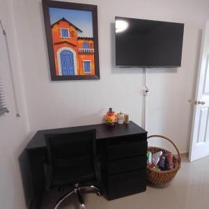 5 Min to Hot Springs Family Home with Hammock