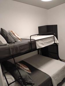 5 Min to Hot Springs Family Home with Hammock