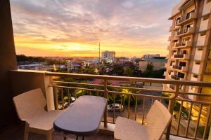 2 BR near NAIA SM BF Pool Balcony 6 guest