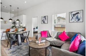 Sleek 3 Bedroom 2 Bath Just 5 Minutes to Downtown