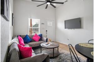 Sleek 3 Bedroom 2 Bath Just 5 Minutes to Downtown